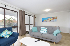 Light & Bright Apartment, 5 minute walk to the Beach